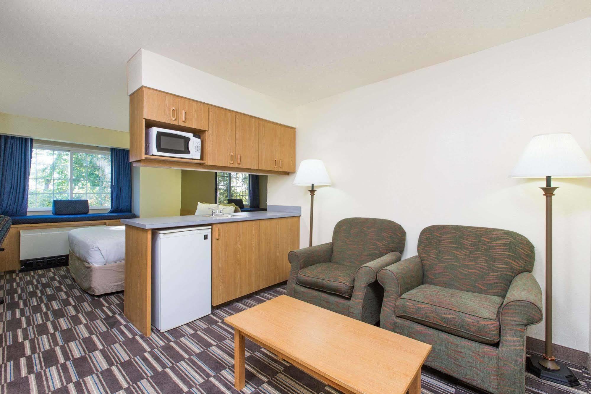 Baymont Inn & Suites By Wyndham Anchorage Airport Екстер'єр фото