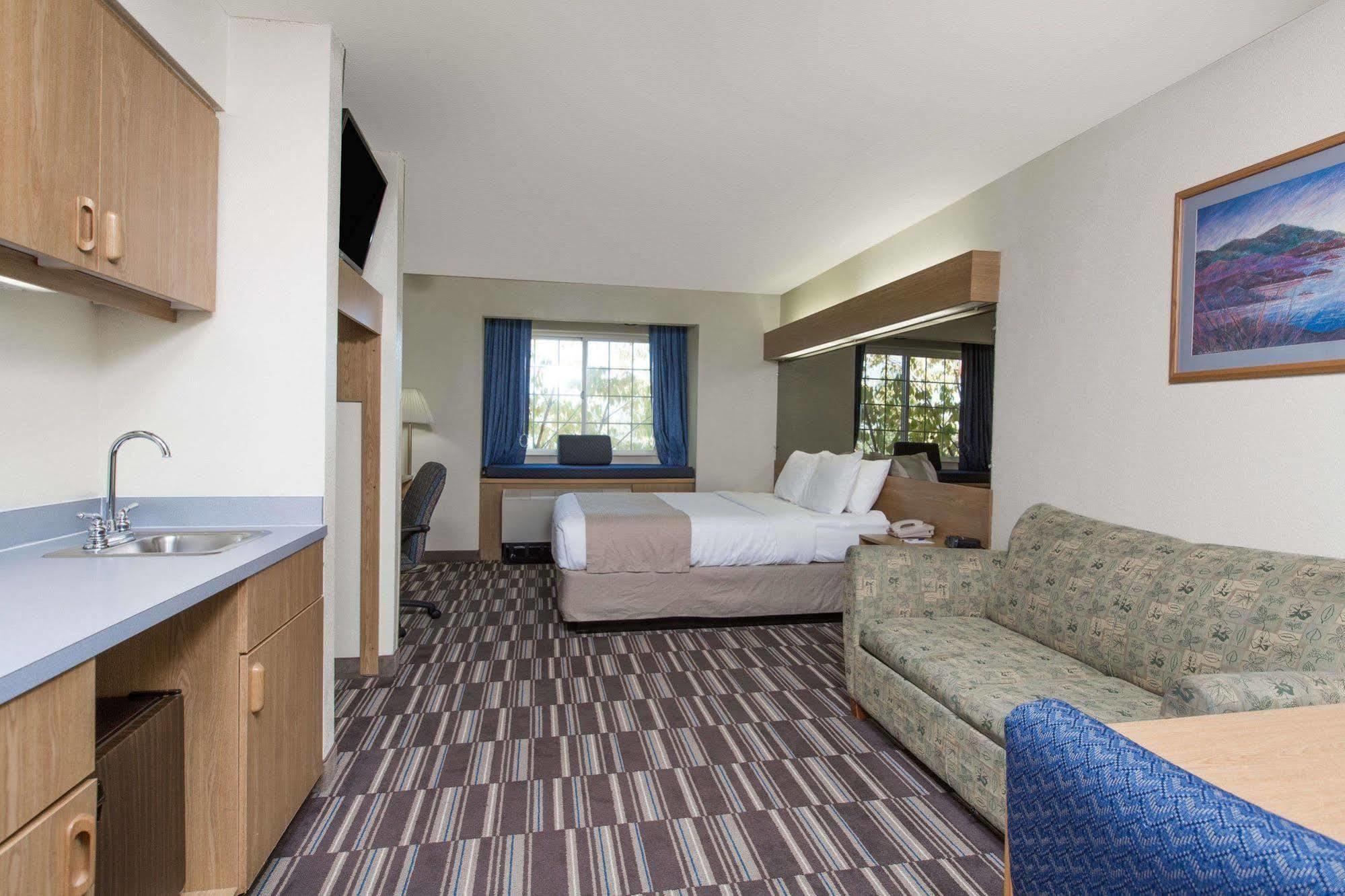 Baymont Inn & Suites By Wyndham Anchorage Airport Екстер'єр фото